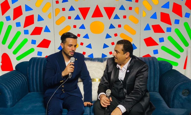 عمار العزكي: حوار فريد مع ” المؤسسة الاعلامية يمانيون في أمريكا” يُسلط الضوء على مسيرة فنية مميز