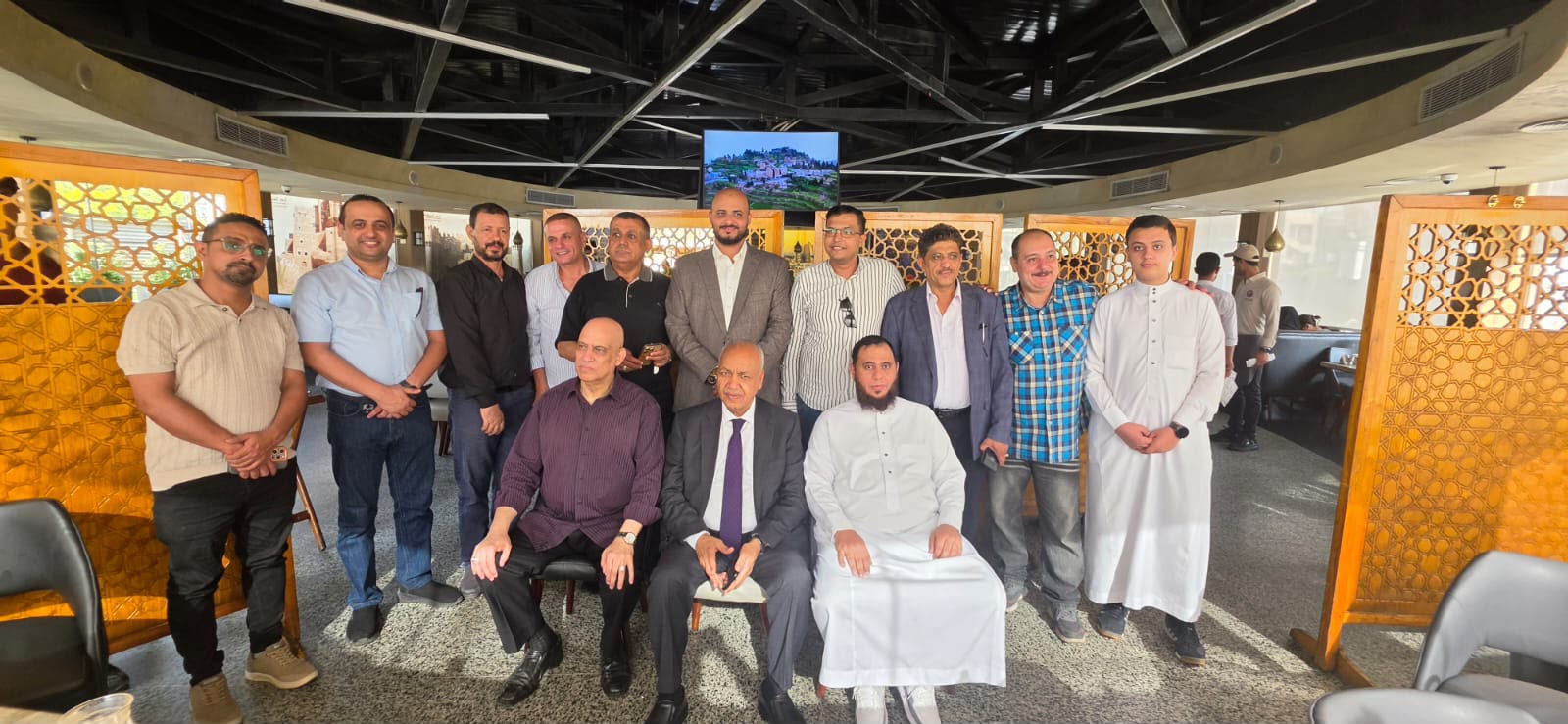 شخصيات يمنية وعربية بارزة تلتقي في مأدبة ودية بدعوة من رجل الأعمال اليمني الأمريكي بلال الجعدي في القاهرة 2 IMG 20260726 WA0002